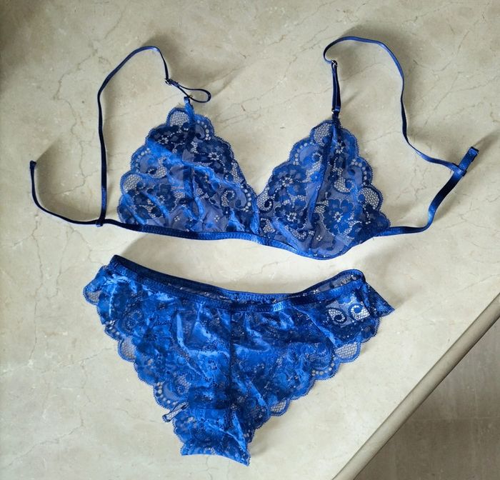 Ensemble lingerie en dentelle bleu électrique - triangle et tanga