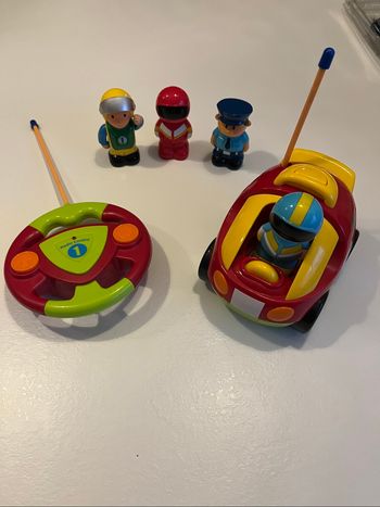 Voiture télécommandée et 4 personnages