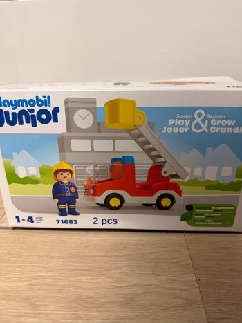 Playmobil 71683 Junior : Camion de Pompier avec échelle pivotante