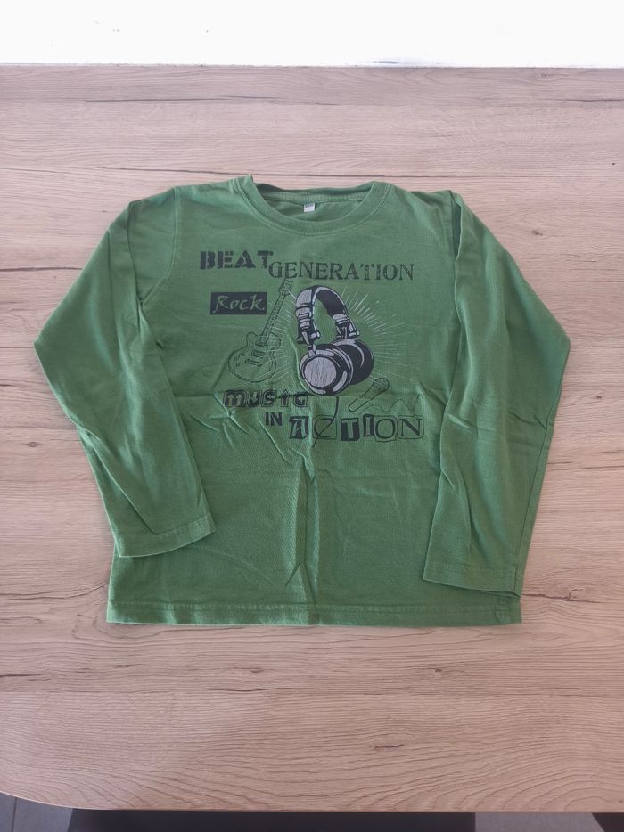 Tee-shirt manches longues 10 ans dessin casque de musique et guitare