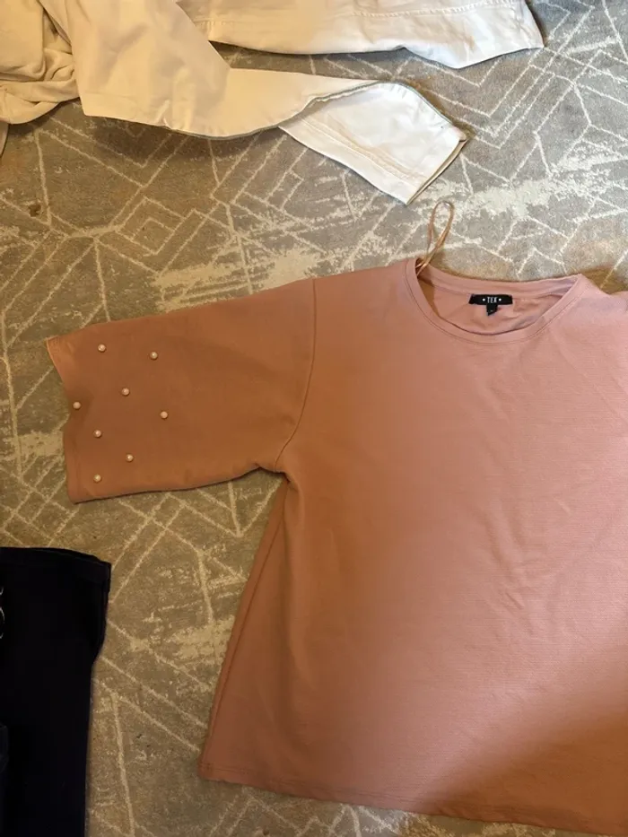 Pull mi-long rose manche courte avec perle