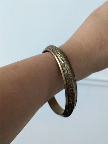 Bracelet doré et violet motif fleurs