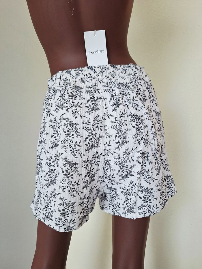 Jupe short taille S/M marque In April 1986 - photo numéro 3