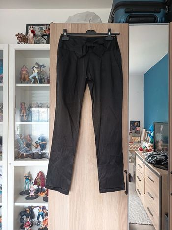 Pantalon droit similicuir noir décoré avec un noeud
avec fermeture éclair - Taille S 36