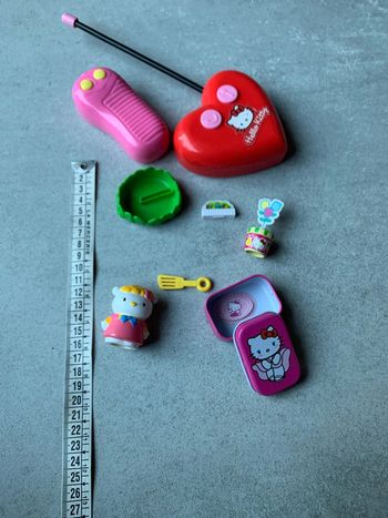 Lot en bras hello kitty dont une figurine et une boîte métal