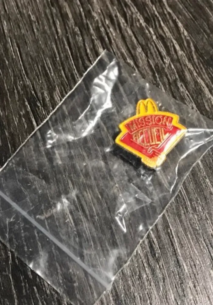 vintage 1 pin’s métal McDonald’s  mission accueil neuf 2cm - photo numéro 3