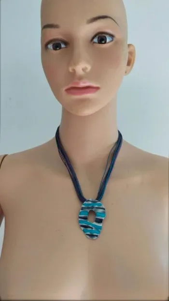 Collier  cordons bleu et violet  avec pendentif