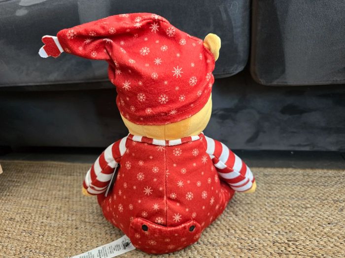 Disney Store Peluche moyenne Winnie l'Ourson Noël Holiday Cheer 2021 - photo numéro 2