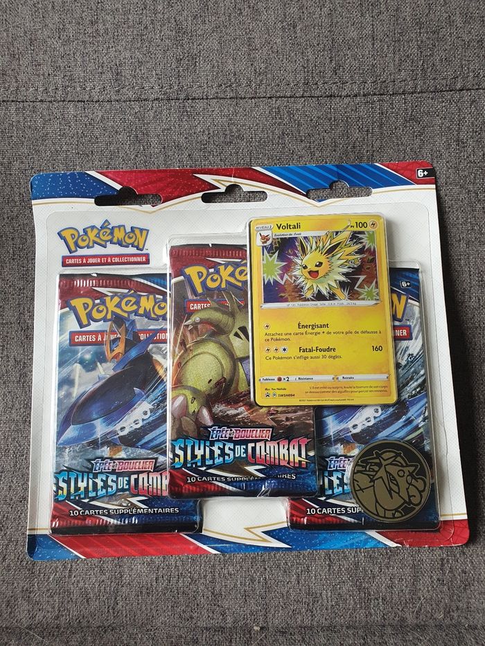 Tripack pokemon style de combat eb05 voltali