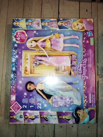 Coffret dressing avec poupées Disney 