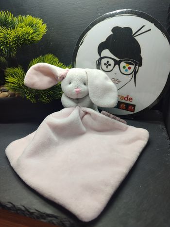 Doudou et compagnie Lapin rose mouchoir blanc dc3337 boite fleur noeud 