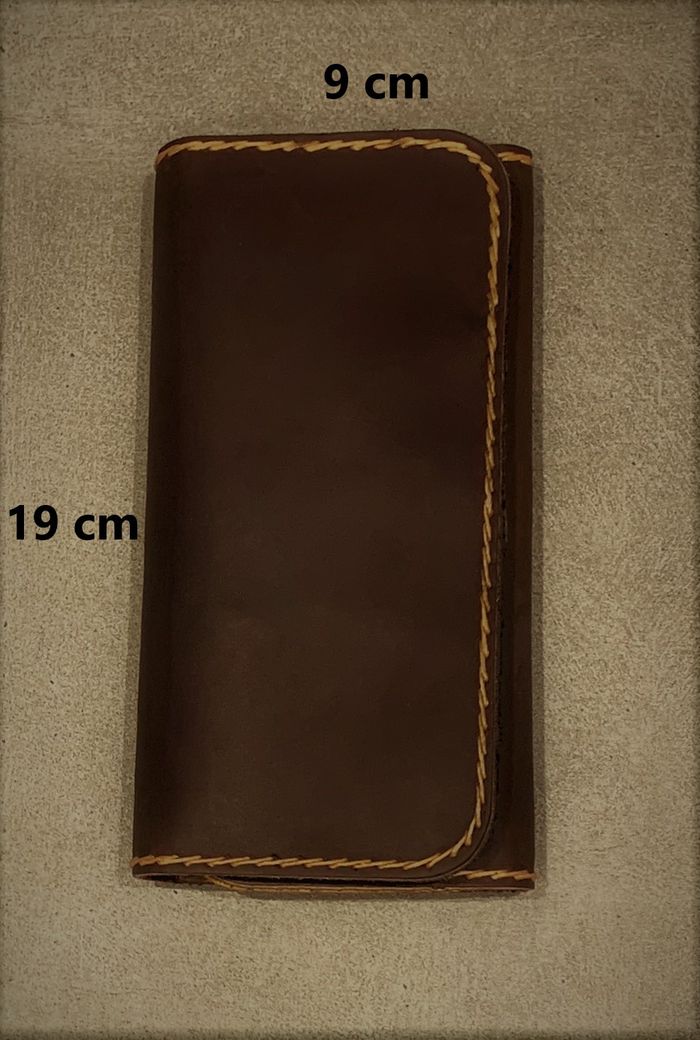 Portefeuille en cuir épais au tannage végétal et les coutures sont réalisées à la main
