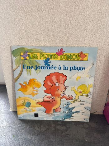 Livre les petits dinos une journée à la plage