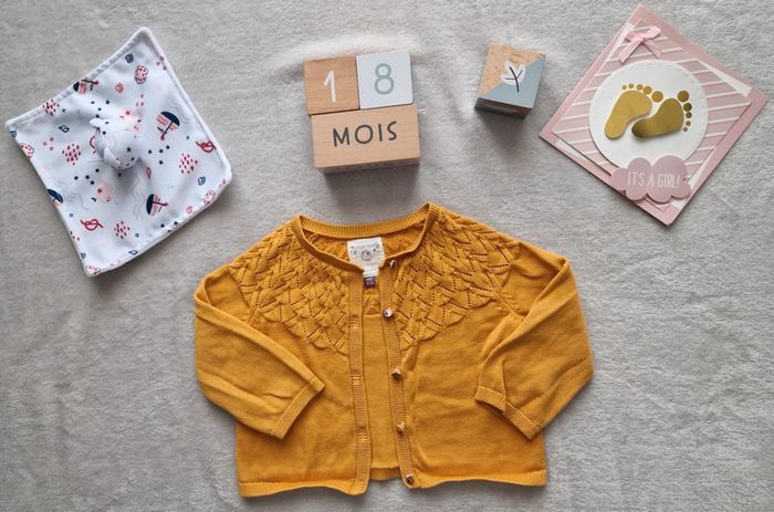 Gilet moutarde à boutons décorés - 18M - Sergent Major (TBE)