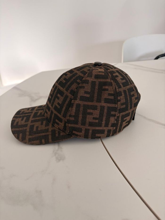 Casquette fendi - photo numéro 2