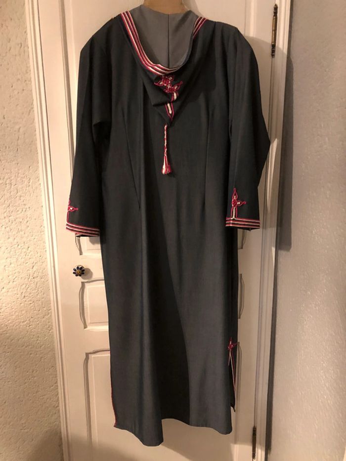 AN2- Robe d’intérieur/djellaba grise et broderies T 2 (44-46) NEUVE - photo numéro 2
