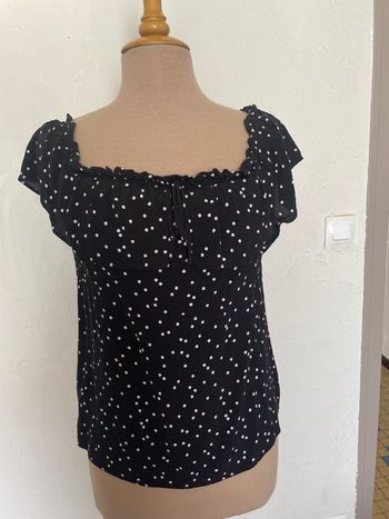 Blouse noire avec pois blanc épaules dénudées