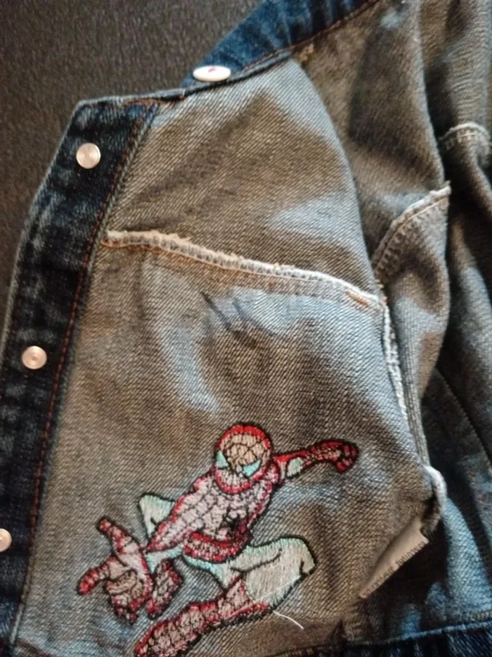 Veste en jean spiderman - photo numéro 3