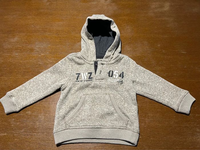 Pull à capuche marron clair