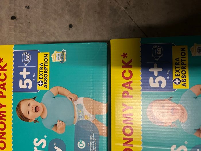 2cartons couches t5+ Pampers