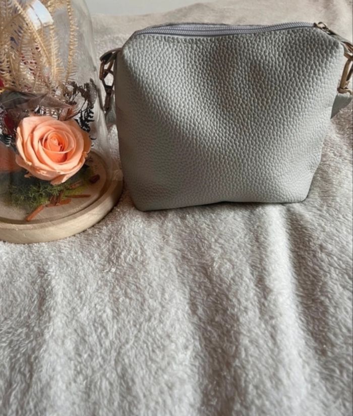 Sac à main gris avec son porte carte en très bon état - photo numéro 2