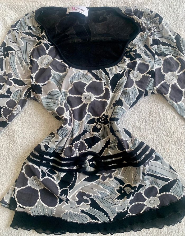 Haut motifs fleurs et fausse ceinture vintage chic