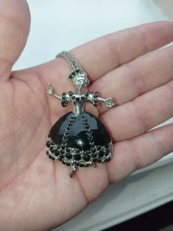 Sautoir avec pendentif dame danseuse
