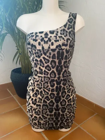 Robe léopard très moulante et très sexy