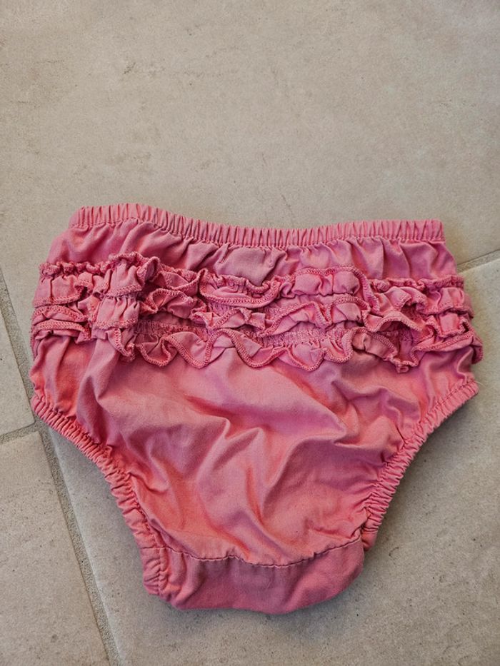 Culotte sur couche bébé