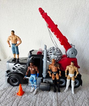 WWE Lot collector camion de démolition "Wrekkin rampage rig truck" + 4 superstars et accessoires