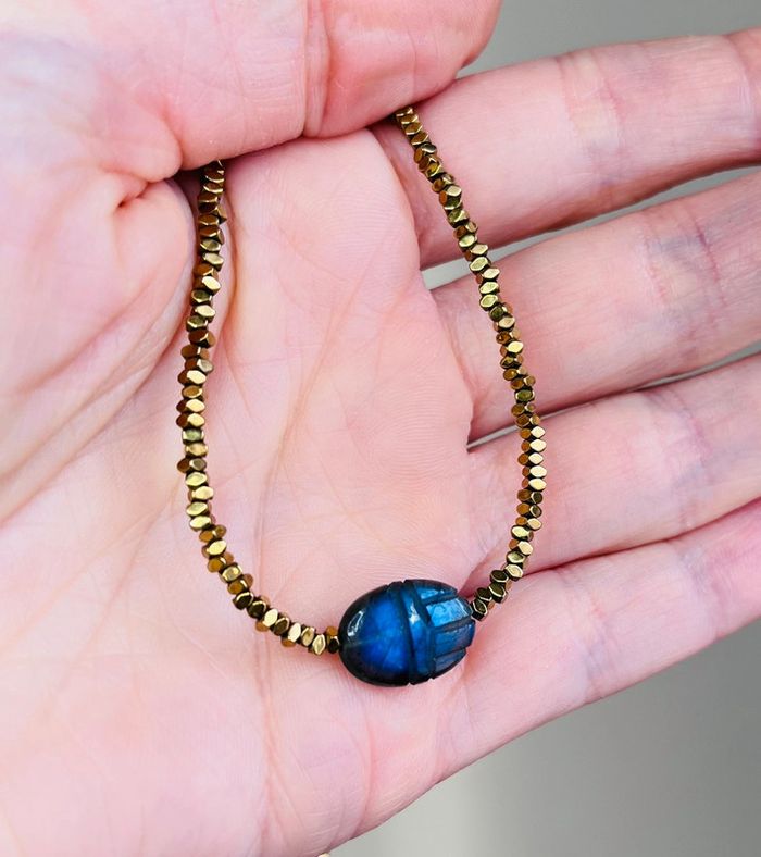 Collier amulette scarabée Labradorite et micro hématites
