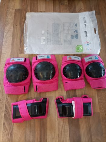 Kit protection roller Oxelo rose et noir 25-50 kg 6-10 ans