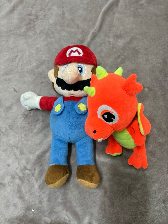 Lot de deux peluches Mario et dinosaure en très bon état