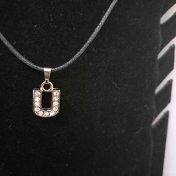 Collier avec pendentif lettre U - photo numéro 3