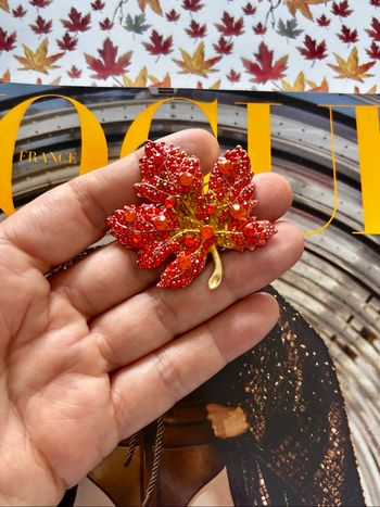 Broche en forme de feuille d'érable d'automne