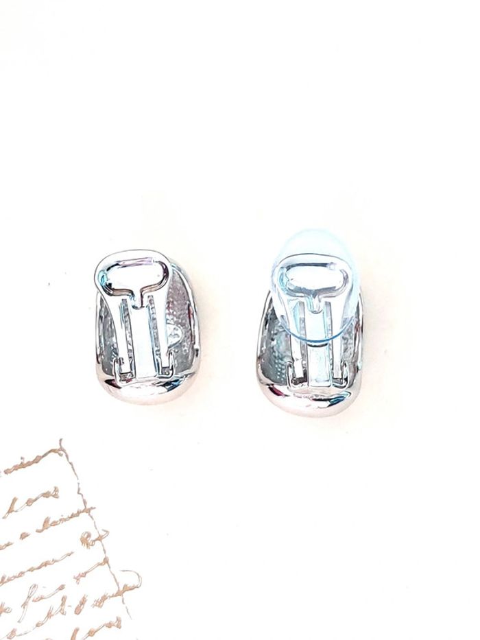 Magnifique paire de boucles d'oreilles à clip couleur argenté - photo numéro 3