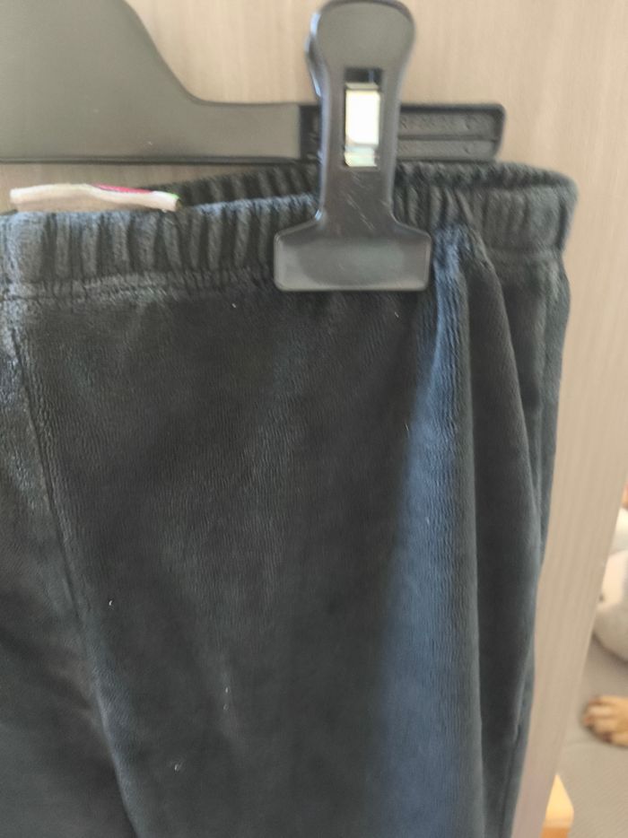 Pyjamas deux piècesCars Pyjamas deux pièces
🏁 Ensemble pyjama / tenue détente Cars – 4/5 ans 🏁 - photo numéro 4