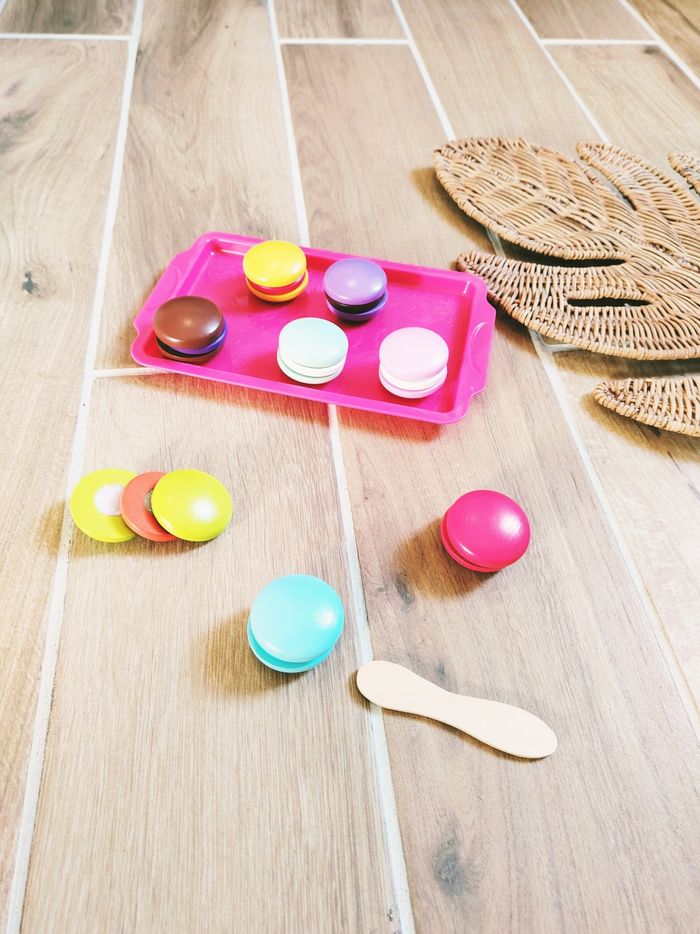 🍰Dinette macarons en bois à scratch avec plateau en plastique marque Oxybul