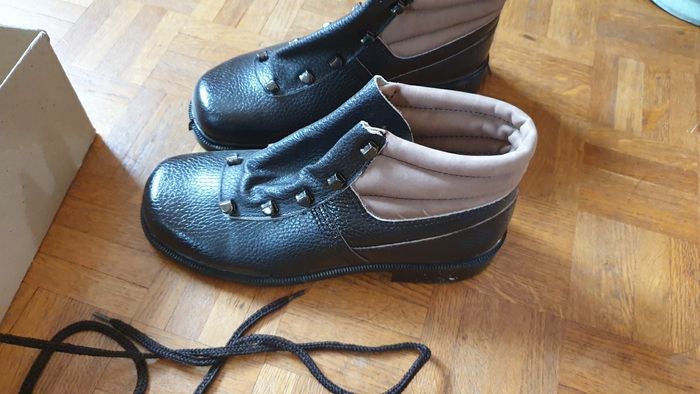 Neuf chaussures de sécurité en cuir taille  38 BACOU - photo numéro 2