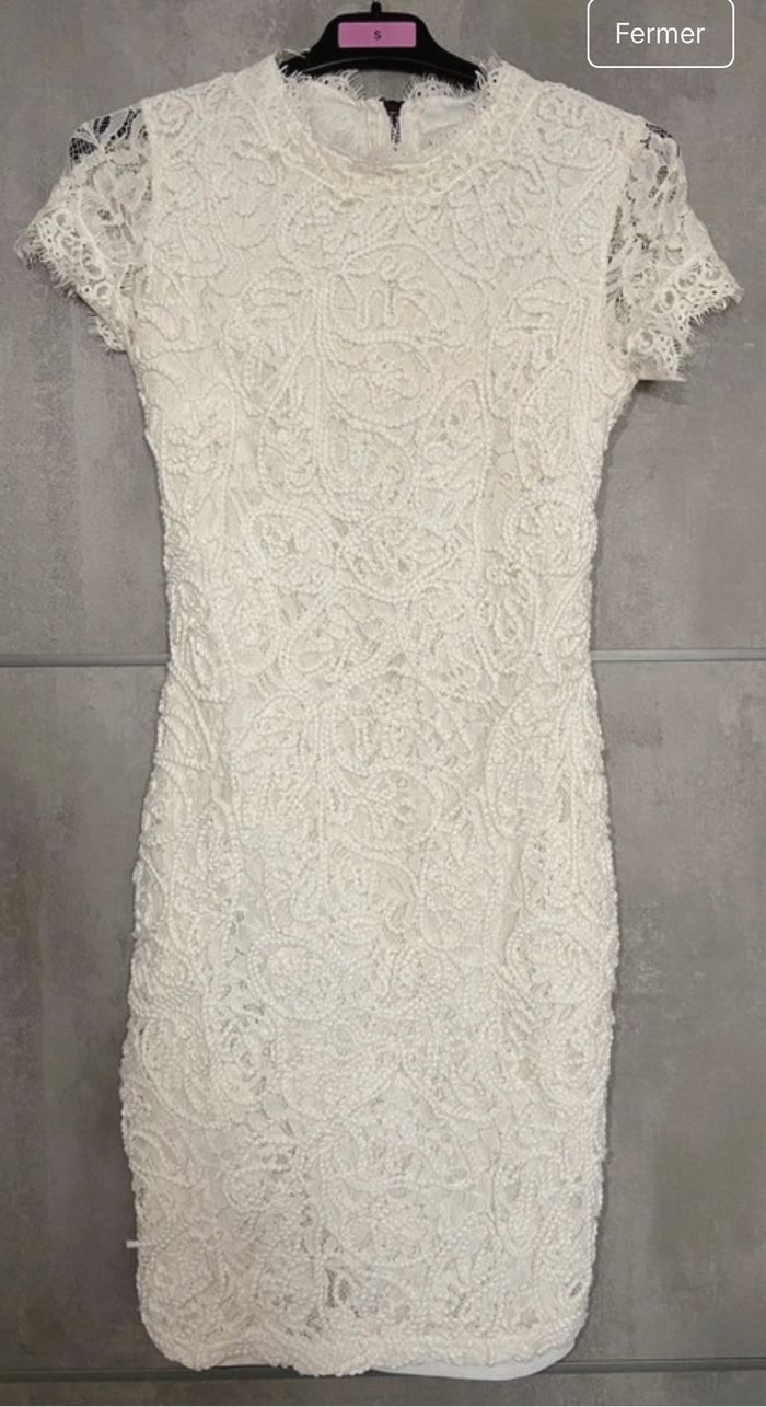 Robe brodé