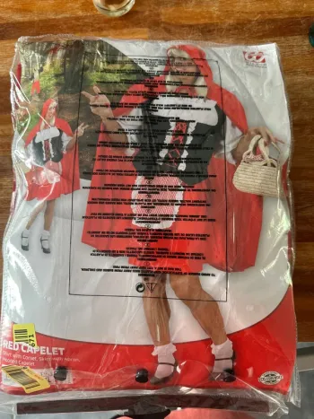 Costume red capelet