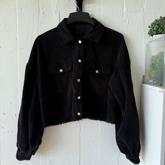 Veste velours noire à bords bruts  Manches amples bouffantes