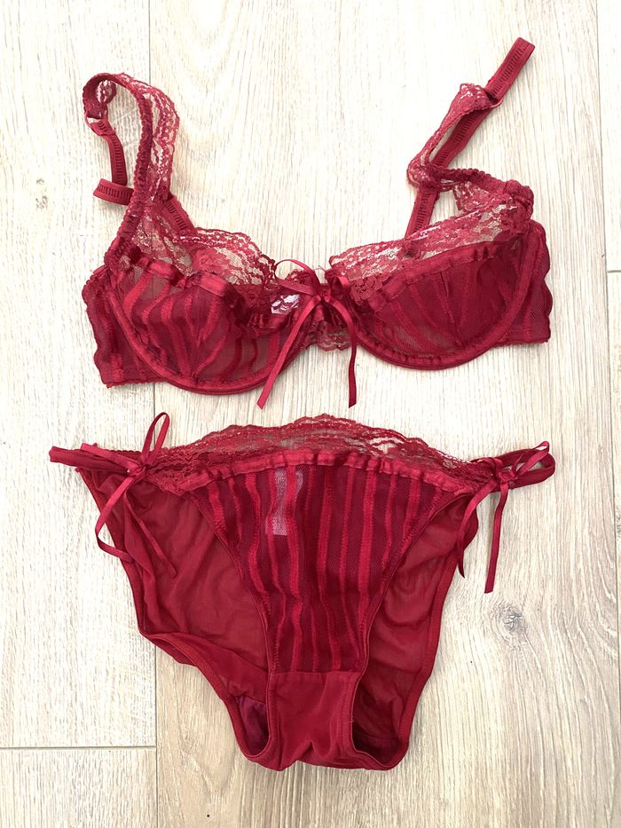 Ensemble soutien gorge rouge dentelle 85B