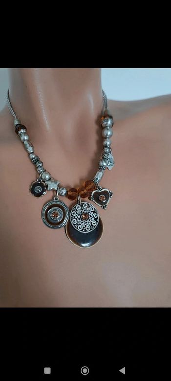 Collier fantaisie à breloques