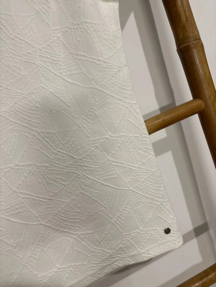 T shirt blanc avec broche abeille - photo numéro 7