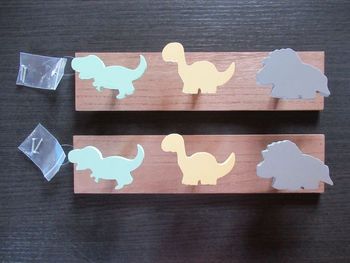 2 Patères / porte-manteau dinosaures en bois neufs