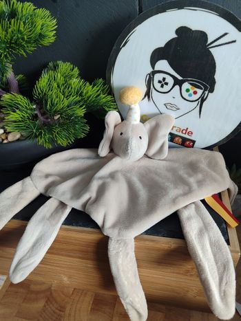 Doudou plat éléphant beige fantastic circus grain de blé jaune noir Chapeau