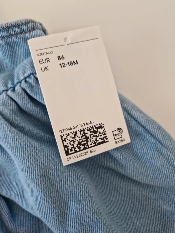 Robe salopette denim fleur brodé 12-18mois neuve H&M - photo numéro 2