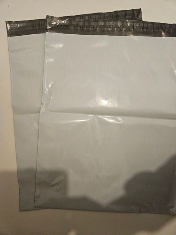 Lot de 50 sacs d’expédition auto-adhésifs 46,5 × 35 cm – Neufs