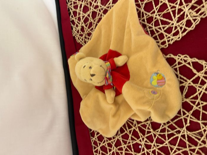 DOUDOU PLAT DISNEY NICOTOY WINNIE JAUNE ROUGE ECHARPE RAYE ABEILLE